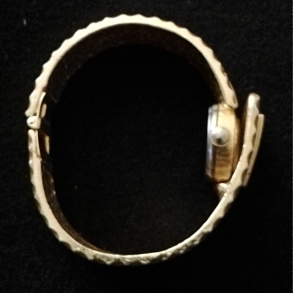 Vintage Art Nuevo Empire 17 Jewels Gold tone 70's Hidden Hinged Bracelet Watch - Picture 6 of 6